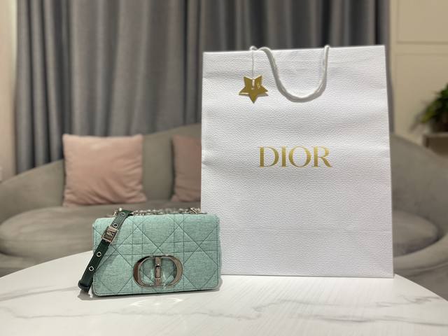小号 Dior Caro 手袋 绿色亚麻超大藤格纹 这款 Dior Caro 手袋结合典雅气质与现代风范 采用亚麻精心制作 饰以超大藤格纹图案 翻盖饰以银色饰面