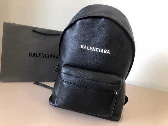 Balenciag Everyday背包 双肩包 在层出不穷的新款中 巴黎世家的黑白系列在日常的搭配变的好容易 虽然是休闲的背包款 可是糯糯的小牛皮质感一点儿也