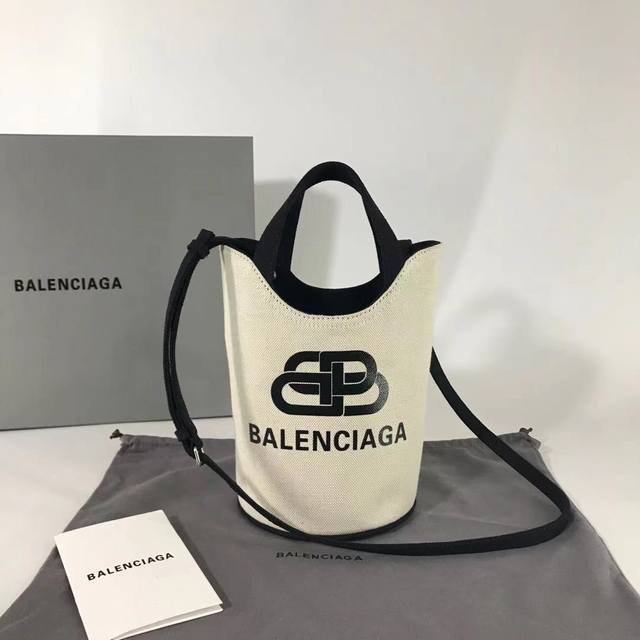 小号帆布白 Balenciag*20Ss 新款帆布水桶手提包来la 黑白设计正面logo直袭 经典设计简约不轻易过时 重量很轻 容量感人 各种小物件随意一丢 完