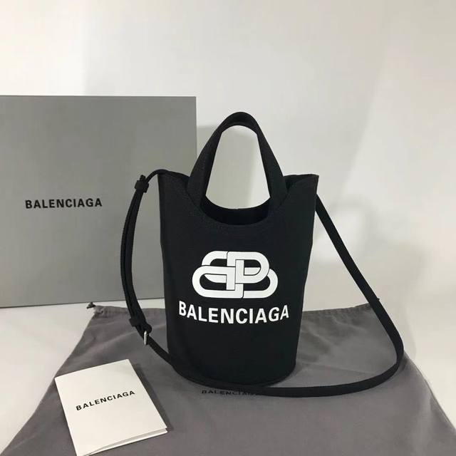 小号帆布黑 Balenciag*20Ss 新款帆布水桶手提包来la 黑白设计正面logo直袭 经典设计简约不轻易过时 重量很轻 容量感人 各种小物件随意一丢 完