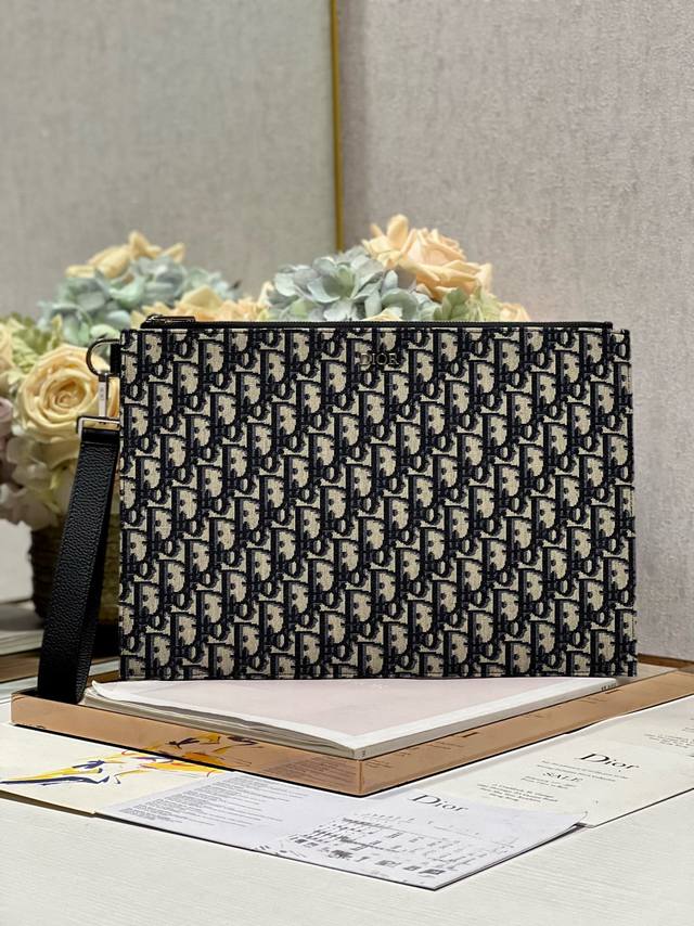 Dior迪奥 新品a4手拿包 时尚简约 可收纳 13 英寸笔记本电脑 Ipad Pro 和 A4 大小文件 采用黑色 Oblique 印花面料精心制作 饰以黑色