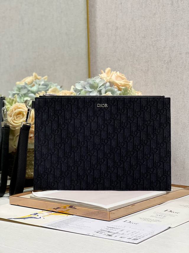 Dior迪奥 新品a4手拿包 时尚简约 可收纳 13 英寸笔记本电脑 Ipad Pro 和 A4 大小文件 采用黑色 Oblique 印花面料精心制作 饰以黑色