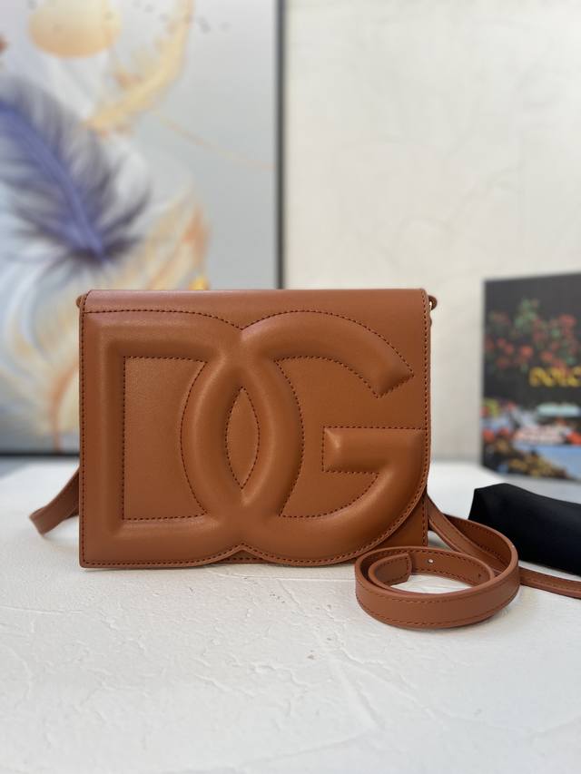 顶级原单 Dg New Logo Bag 系列全新小号完全采用小牛皮制成 可轻松收纳各式常用物件 包身正面点缀高频工艺 Dg 徽标 小牛皮衬里 拉链口袋与双收纳