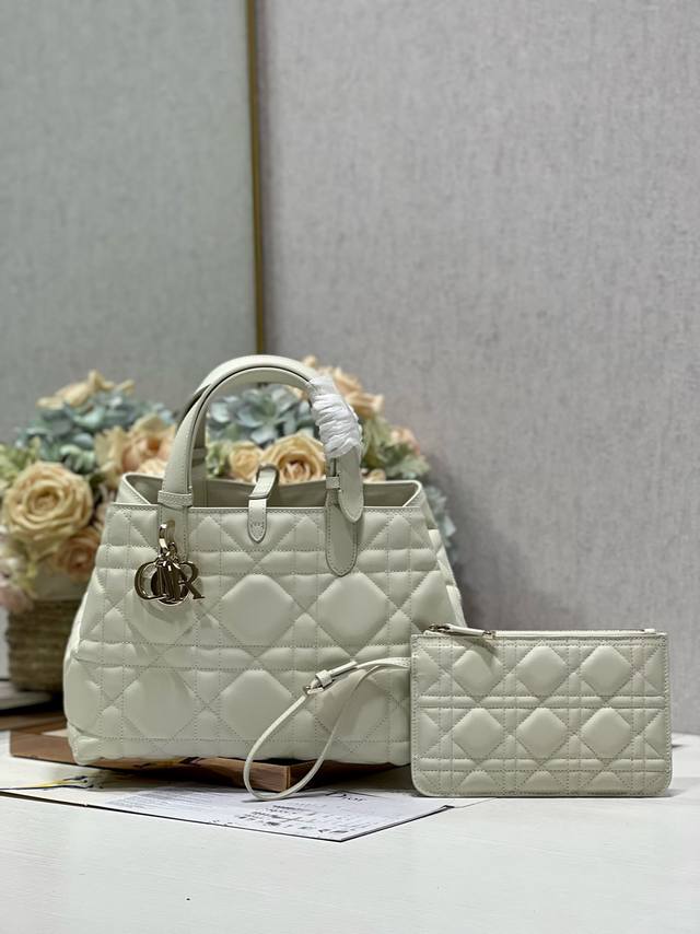 中号 Dior迪奥 新品 Toujours 手袋 这款dior Toujours 手袋于二零二三春夏系列发布秀精彩亮相 休闲实用的设计别具一格 采用进口牛皮革精