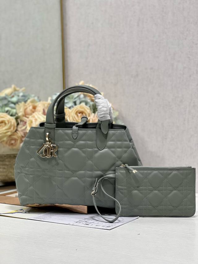 中号 Dior迪奥 新品 Toujours 手袋 这款dior Toujours 手袋于二零二三春夏系列发布秀精彩亮相 休闲实用的设计别具一格 采用进口牛皮革精