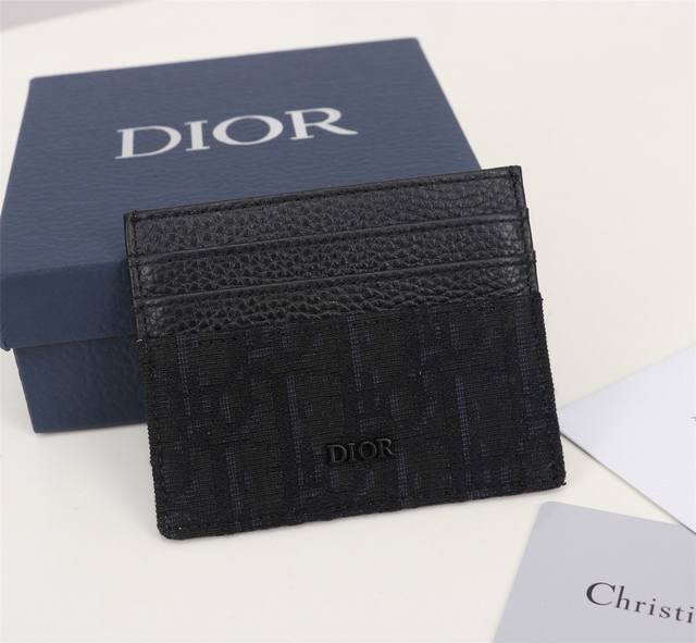 细长而小巧的 Dior Oblique 卡夹便于携带卡片和现金 时尚的黑色粒面牛皮dior Oblique 图案提花材质 制作 流线型结构 轻松装入各式口袋 型