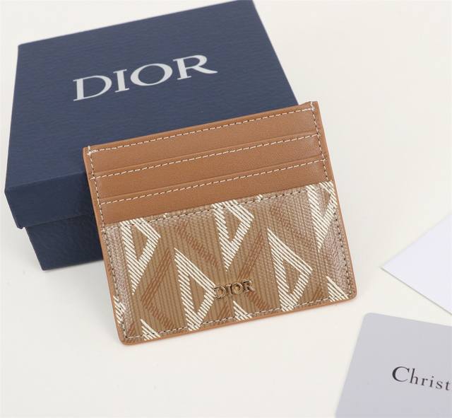 咖啡色oblique Galaxy印花效果光滑牛皮细长而小巧的 Dior Oblique 卡夹便于携带卡片和现金 两侧分别设有3个卡槽 顶部设有1个卡槽 可收纳