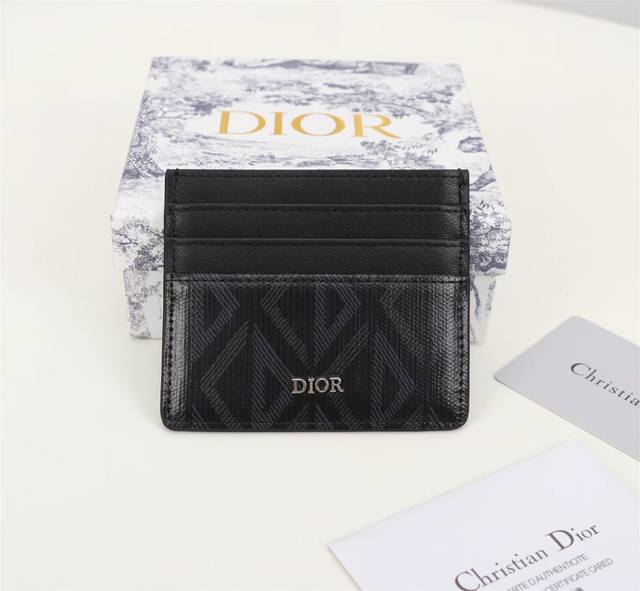 黑色oblique Galaxy印花效果光滑牛皮细长而小巧的 Dior Oblique 卡夹便于携带卡片和现金 两侧分别设有3个卡槽 顶部设有1个卡槽 可收纳各