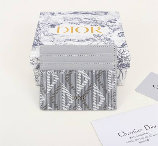 Oblique Galaxy印花效果光滑牛皮细长而小巧的 Dior Oblique 卡夹便于携带卡片和现金 两侧分别设有3个卡槽 顶部设有1个卡槽 可收纳各种银