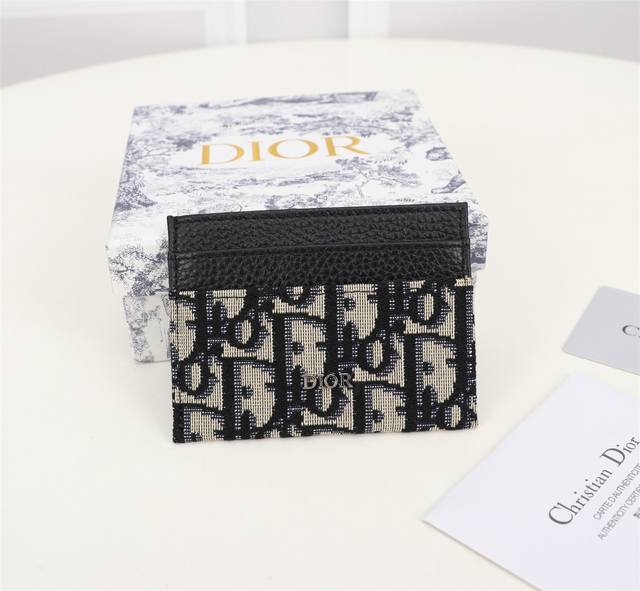 细长而小巧的 Dior Oblique 卡夹便于携带卡片和现金 时尚的米色和黑色 Dior Oblique 图案提花材质 制作 流线型结构 轻松装入各式口袋 外