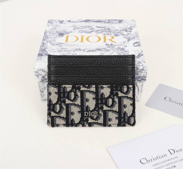 细长而小巧的 Dior Oblique 卡夹便于携带卡片和现金 时尚的米色和黑色 Dior Oblique 图案提花材质 制作 流线型结构 轻松装入各式口袋 型
