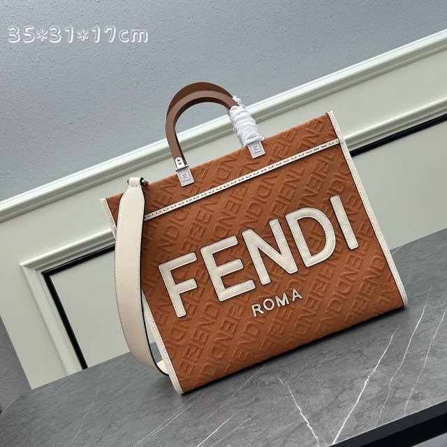 Sunshine中号手提袋 全幅饰有fendi Mirror图案 棕色硬质皮革提手 饰有fendi Roma字样 设有宽敞的衬里内部隔层 进口皮革轮廓和金色饰面