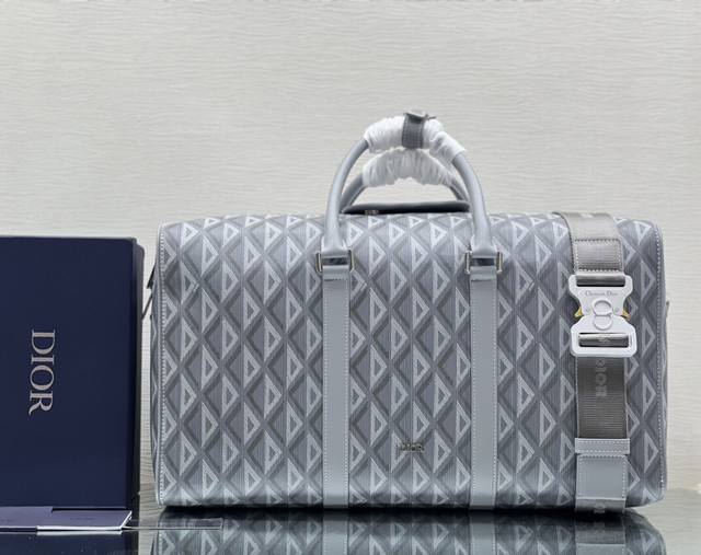 顶级原单 这款 Dior Lingot 50 行李袋是 Dio 全新的经典单品 实用而优雅 采用迪奥灰 Cd Diamond 图案帆布精心制作 从 Dio 档案