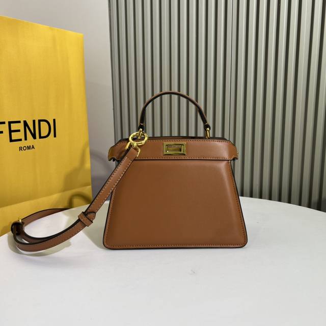 Fendi 最新小猫包peekaboolseeupetite 它是peekaboo家族的最新成员 有趣丰富多彩的马卡龙色系 既保持了芬迪peekaboo经典 也