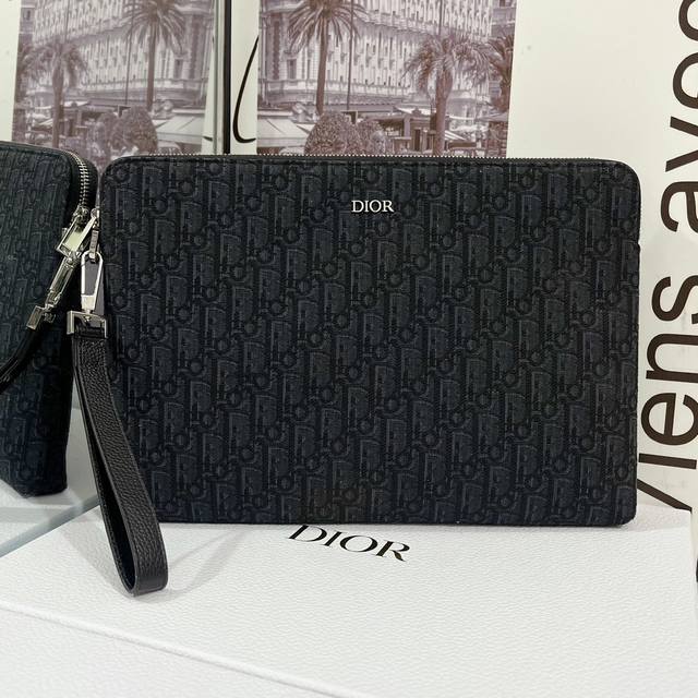 Ca421 这款a4 拉链手拿包是 Dior 全新推出的主打单品 采用黑色 Oblique 印花面料精心制作 正面饰以 Dior 标志提升格调 宽大的拉链隔层设