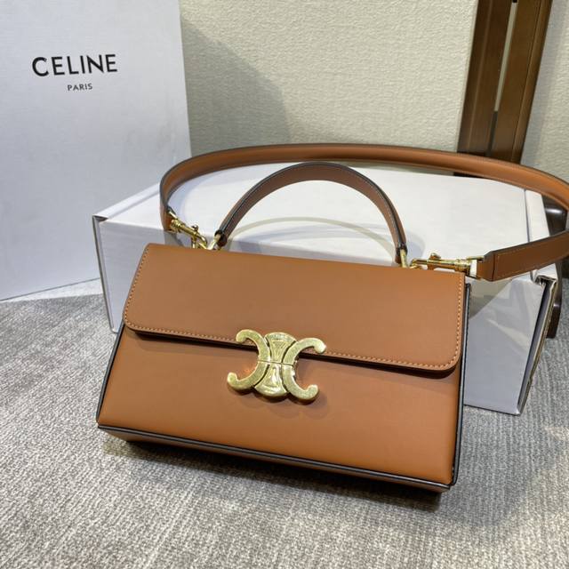 Celin 秋冬秀场新品 新款盒子包box Triomphe凯旋门方盒子来了 Box Triomphe 包型立挺 可手提也可以斜挎 质感满分 搭配oversiz