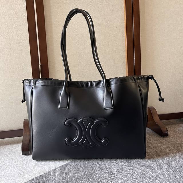 Celine2022 新品上线早秋cabas Triomphe抽绳托特 不定型软质托特 是不被定义的气质 款型极度慵懒 极度舒适 极度高级 肩背包 牛皮革 翻毛