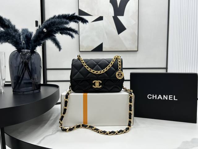 As4012 Chanel Cf金币 这款偏油蜡皮 有点像19Bag 没那么娇嫩 加上格纹跟经典款比偏大 整体更加立体饱满 可以斜挎 单肩 手拎 风格可甜可咸