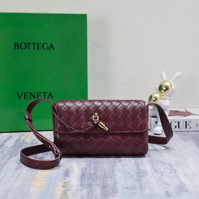 Bottega Veneta 新款迷你andiamo 小包太太太好看了 深棕色很百搭的颜色 高级随性感十足 Andiamo不止是通勤包啦 即可斜挎又能手拿 搭配