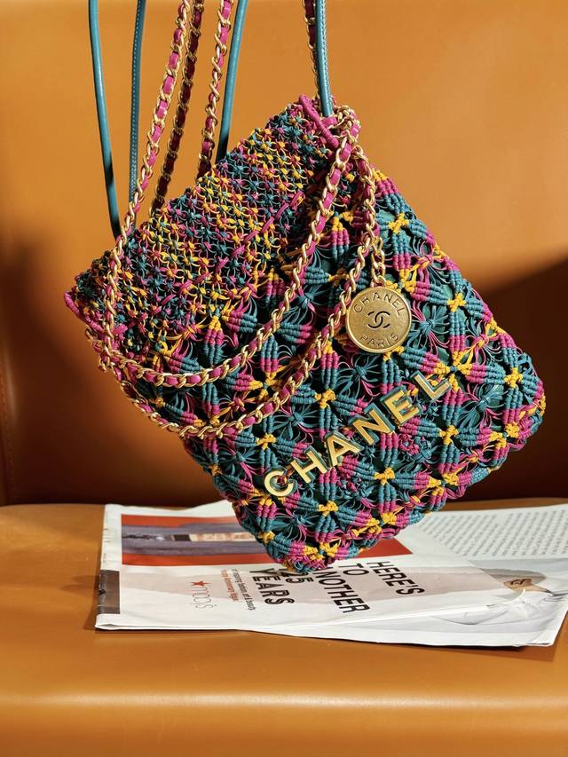 23A Mini Bag 尺寸 23X18.5X6 Cm Mini 22Bag彩色编织牛皮包接这款包真的让人眼前一亮的惊艳感 编织的工艺也很夏天 适合搭配各种小