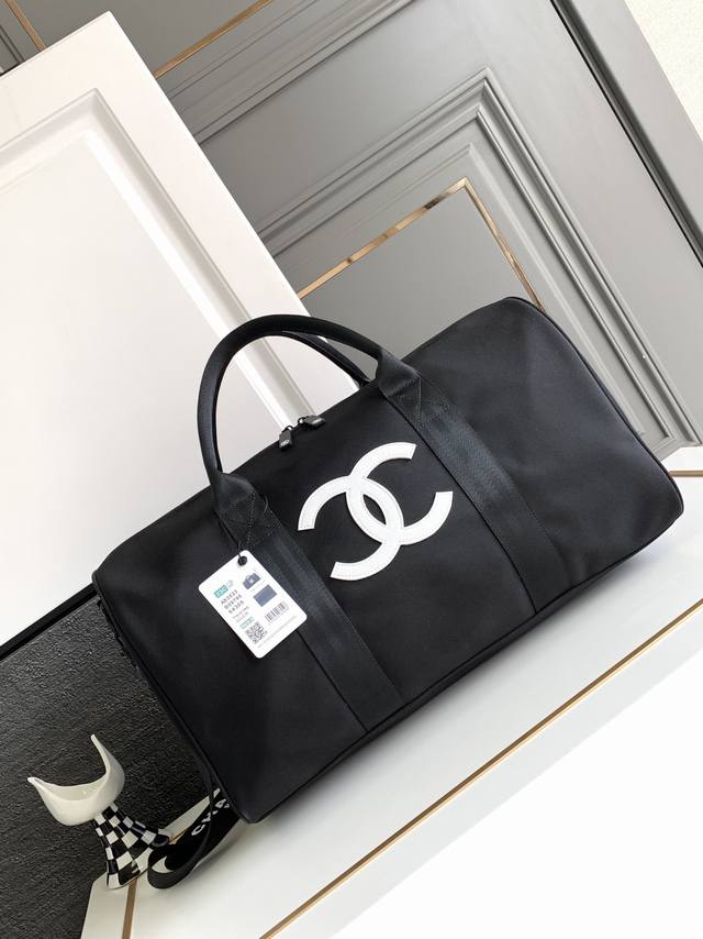 现货啦 黑配白logo Chanel的健身包旅行包 来自香奶奶美妆柜台的一款vip包 这款是官方专门为vip定制的定制产品 可遇而不可求的超值小众包包 尺寸:4