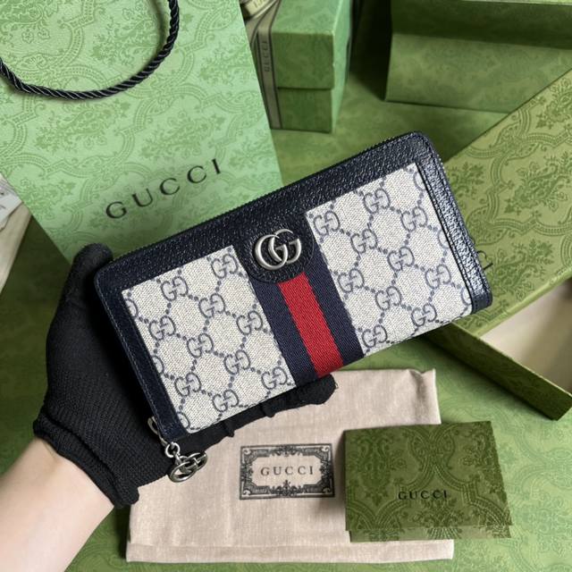 配全套原厂绿盒包装 G家最新钱夹到货 也可作为钱夹使用 是品牌主推的一款实用设计单品 经典gg图案是品牌在30年代开始使用的标志性 素之一 历经近一个世纪的发展