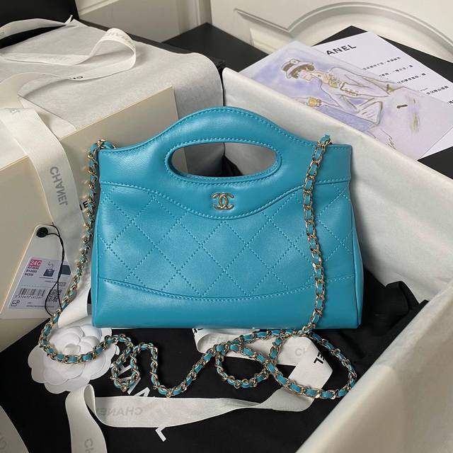 Chane24C 最新mini 31 Bag 横版 A 6 真的是精致又小巧 经典与奢华的完美融合 包袋设计简洁大方 尺寸适中 方便日常携带 非常貌美
