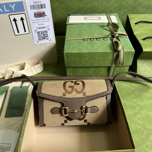 配全套原厂绿盒包装 简介 爱的进行曲 系列焕新演绎品牌典藏 素 致敬好莱坞恒久不息的魅力 这款手袋是马衔扣1955系列中的一款力作 迷你造型让该系列的标志性配件