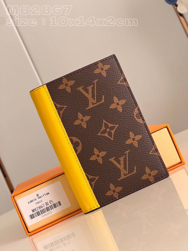 独家实拍 M82867黄 M82864 本款护照套为 Monogram Macassar 帆布勾勒明亮皮革饰边 织物内衬延续相同色调 实用设计配有贴袋和多重卡片