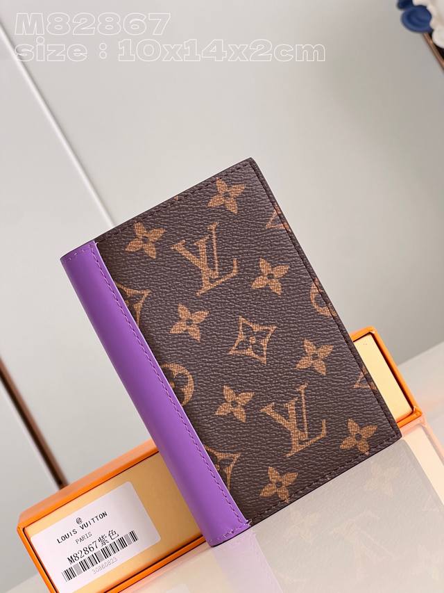 独家实拍 M82867紫 M28268 本款护照套为 Monogram Macassar 帆布勾勒明亮皮革饰边 织物内衬延续相同色调 实用设计配有贴袋和多重卡片