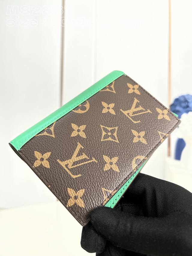 独家实拍 M82867绿 本款护照套为 Monogram Macassar 帆布勾勒明亮皮革饰边 织物内衬延续相同色调 实用设计配有贴袋和多重卡片夹层 可妥善存