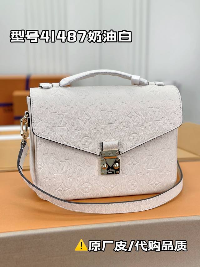 M41487奶油白 此款pochette M tis以娇小身姿生动演绎优雅风格 选用柔软的monogram Empreinte皮革面料 包身中配有多个实用口袋与 - 点击图像关闭