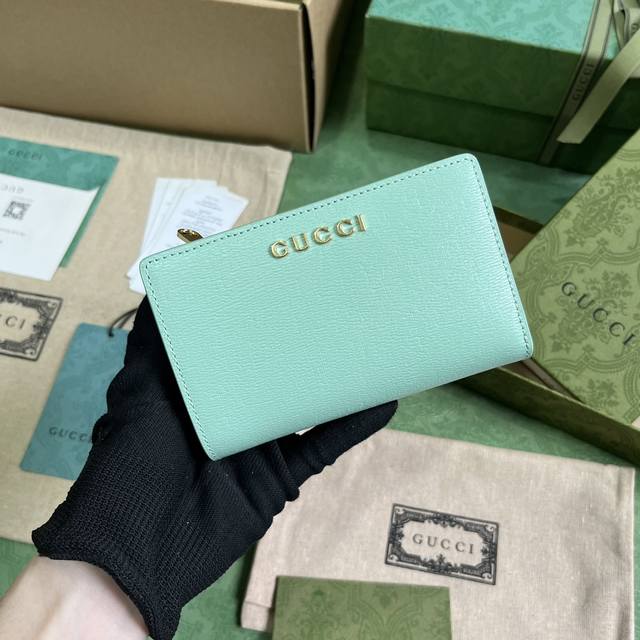 配全套原厂绿盒包装 饰手写体gucci标识全拉链钱包 经典作品和设计每一季都会透过gucci视角焕新演绎 并以精致面料和精美细节彰显卓越品质 在这款钱包上 吸睛