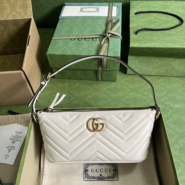原厂皮配全套原厂绿盒包装 Gg Marmont系列绗缝肩背包 凭借富有辨识度的绗缝面料和双g配件 Gg Marmont系列手袋已成为品牌象征 该经典系列每一季都