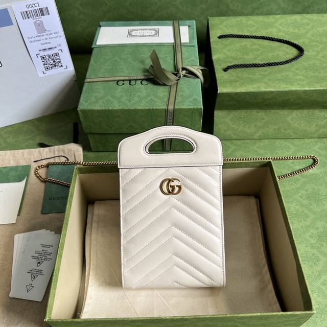 配全套原厂绿盒包装 Gg Marmont系列迷你手提包 作为品牌珍视的精选经典系列 Gucci Beloved精选以醒目抢眼的手法演绎历经岁月洗礼的gucci符