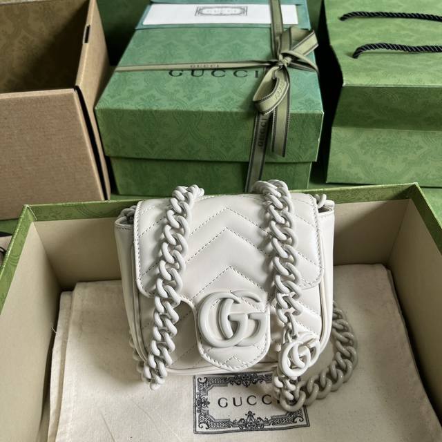 配全套原厂绿盒包装 Gg Marmont系列绗缝腰包 作为诞生于20世纪70年代的品牌典藏图案 双g代表gucci长期以来对重塑和重新利用经典廓形作出的不懈努力
