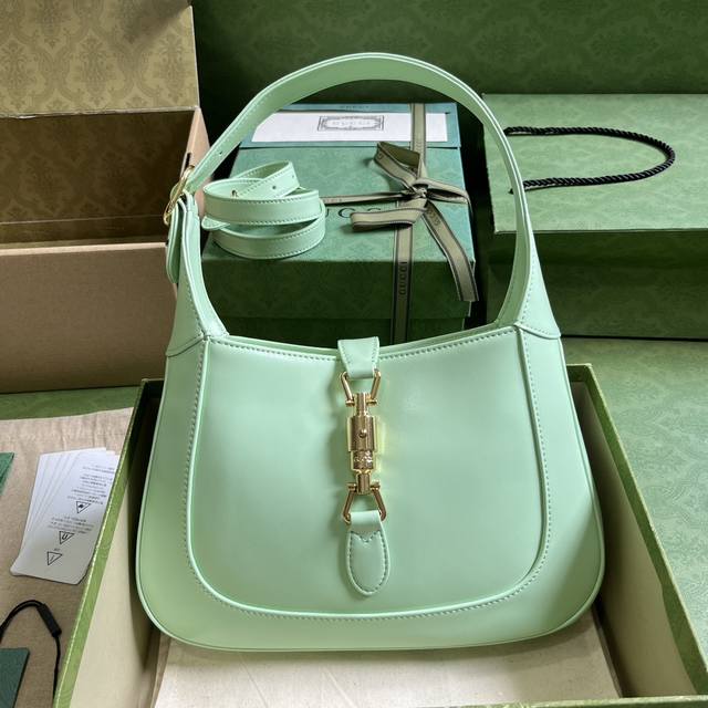 配全套原厂绿盒包装 Jackie 1961 限定经典新款 1961全系列已成为品牌经典 本季最新的全皮白色惊艳全场 原厂皮的魅力无法替代 该款型轻快时尚 不会带