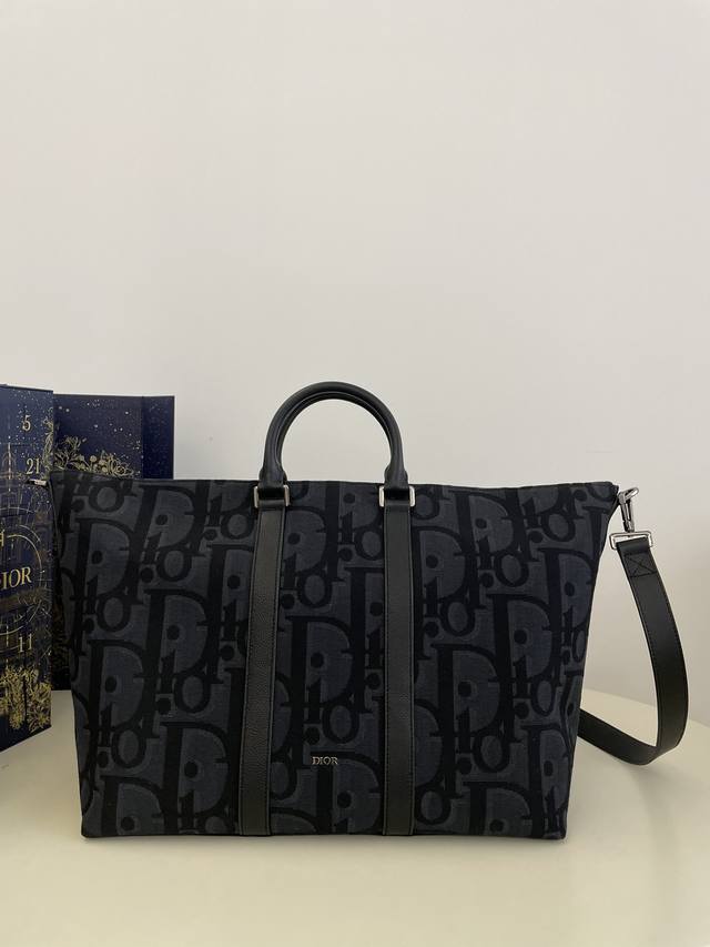 现货 Weekender 40系列旅行袋 采用超大 Oblique 印花面料精心制作 全新演绎经典图案 饰以 字母标志提升格调 搭配可调节皮肩带 大大提升了实用