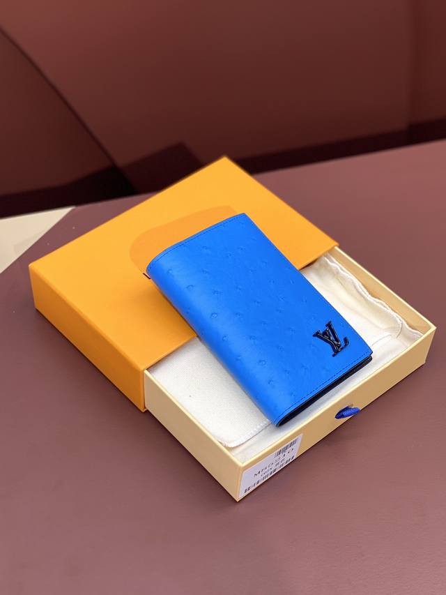 N82510 蓝色 鸵鸟 护照夹 本款护照夹选取华美鸵鸟皮革 展现路易威登在皮革制作方面的精深造诣 鲜明色彩注入昂扬活力 卡片夹层 隔层和钱袋丰富功能设计 10