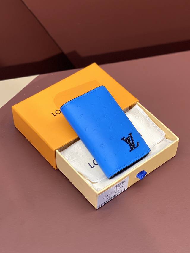 N82507 蓝色 鸵鸟纹 卡包 本款卡夹选取华美鸵鸟皮革 展现路易威登在皮革制作方面的精深造诣 鲜明色彩注入昂扬活力 卡片夹层 隔层和拉链零钱袋丰富功能设计