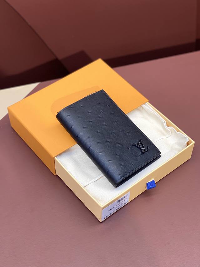 N82510 黑色 鸵鸟纹 护照夹 本款护照夹选取华美鸵鸟皮革 展现路易威登在皮革制作方面的精深造诣 鲜明色彩注入昂扬活力 卡片夹层 隔层和钱袋丰富功能设计 1