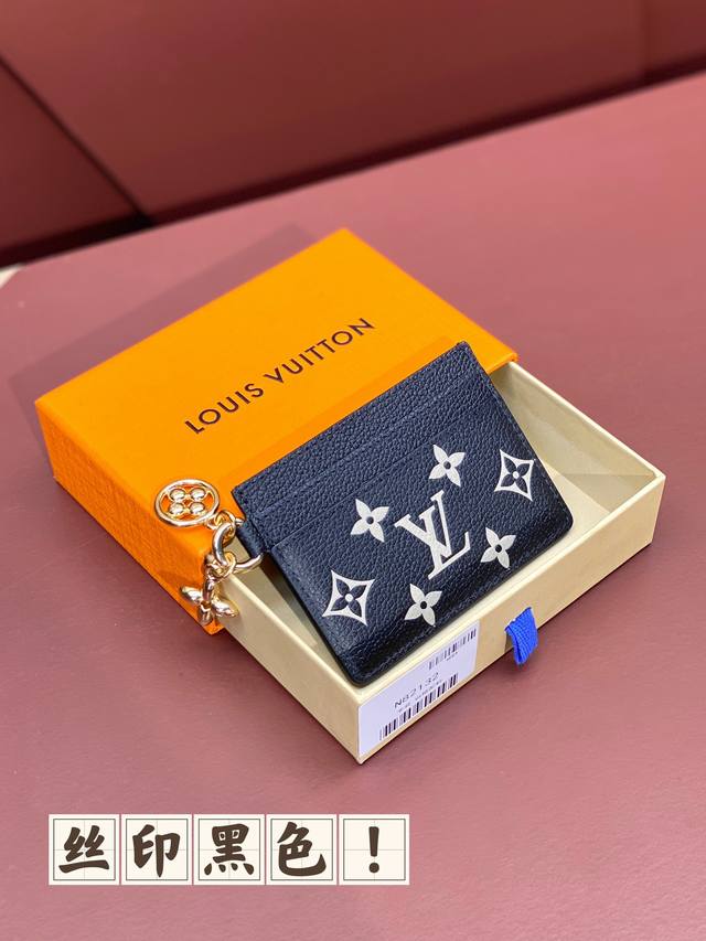 顶级原单 M82132 黑色丝印 口袋 卡夹 钱夹 Monogram Unplant皮革制作的 Porto Cult Lv Charm 两侧各有2个卡槽 中间有