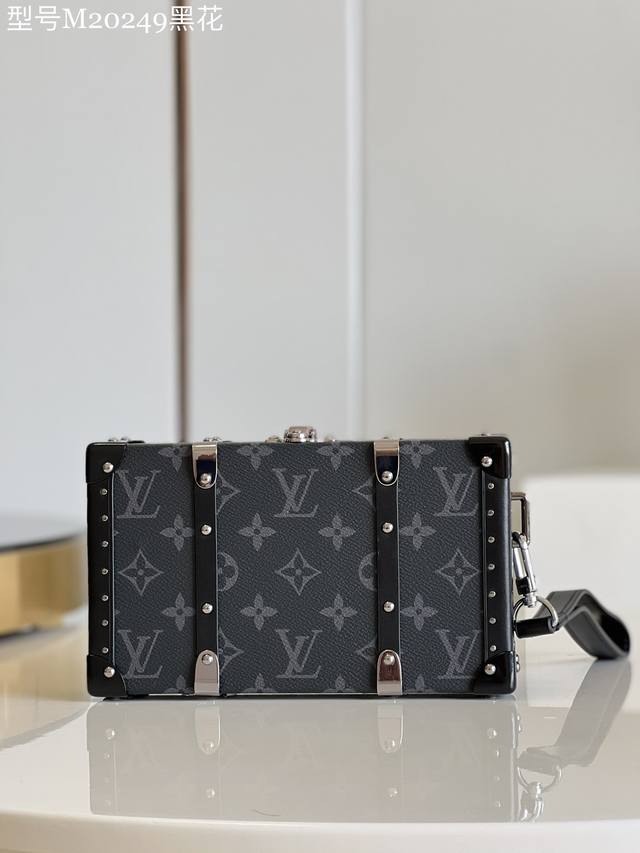 顶级原单 独家实拍m20249黑花 Virgil Abloh 于 2019 春夏秀场呈献 Wallet Trunk 小硬箱 致意路易威登的制箱传承 Monogr