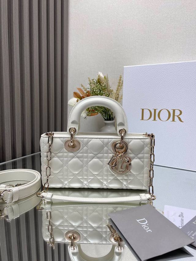 小号 Lady D-Joy 手袋 白色小羊皮 这款 Lady D-Joy 手袋凸显 Lady Dior 系列的简约美学 集中体现了 Dior 对典雅和美丽的深刻
