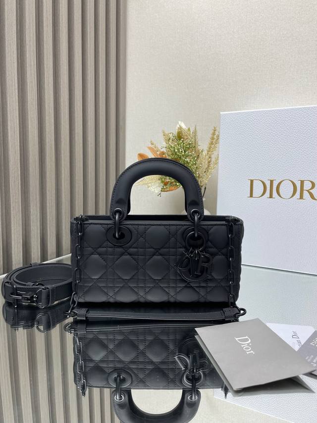 小号 Lady D-Joy 手袋 磨砂黑 这款 Lady D-Joy 手袋凸显 Lady Dior 系列的简约美学 集中体现了 Dior 对典雅和美丽的深刻洞见