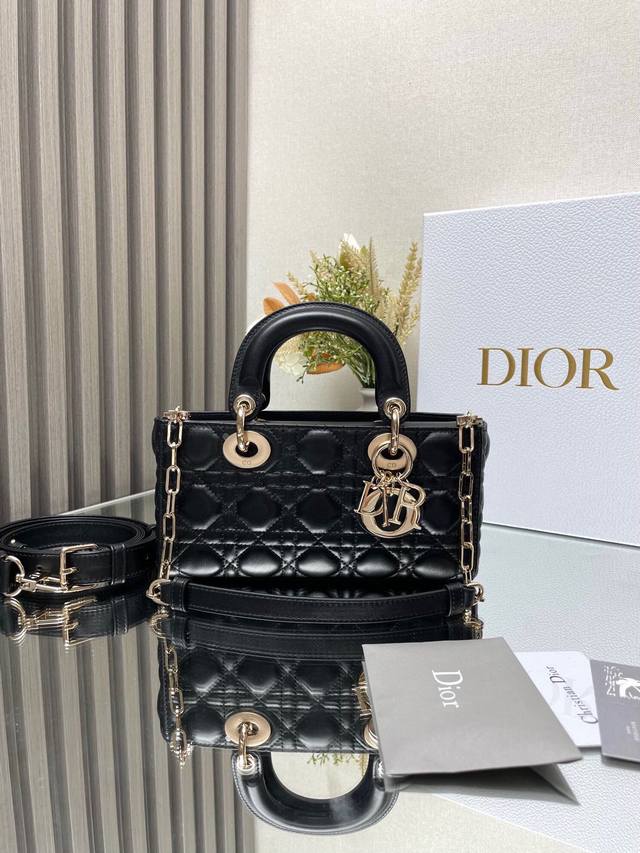 小号 Lady D-Joy 手袋 黑色小羊皮 这款 Lady D-Joy 手袋凸显 Lady Dior 系列的简约美学 集中体现了 Dior 对典雅和美丽的深刻