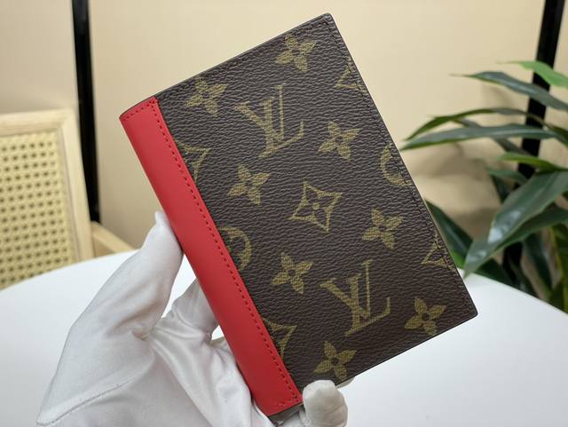 顶级原单复刻独家实拍 护照套 M82862 老花 红色 七彩 本款护照套为 Monogram Macassar 帆布勾勒明亮皮革饰边 织物内衬延续相同色调 实用