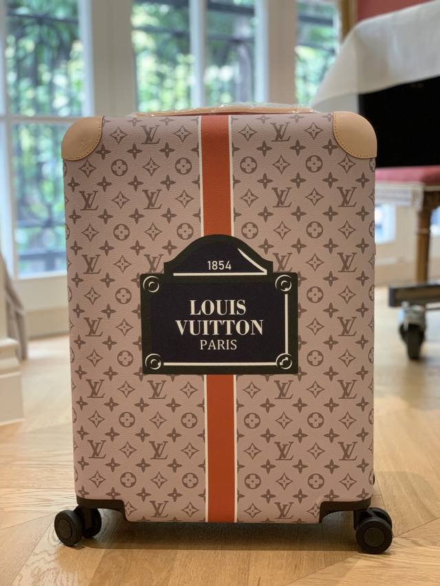 Louis Vuitton-Horizon四轮拉杆箱 55厘米 规格 38*55*21 长*高*宽 专柜正品品质 现货供应 L V Horizon 拉杆箱是由品