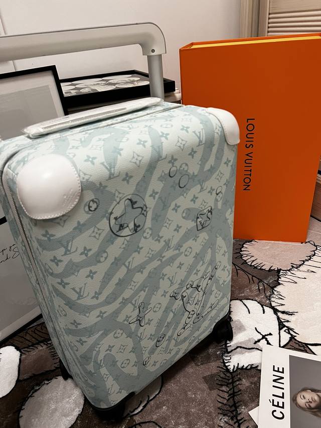 全新 Horizon 拉杆箱以个性创意革新路易威登的传奇经典 为标志性 Monogram 帆布点缀旅行贴饰 追溯品牌传统行李箱的设计风尚 皮革边角保护和超大外置