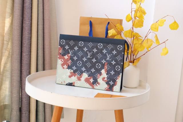 Pochette Voyage中号手袋 M82825 此款由全新标志性黑灰monogram Eclipse帆布裁制而成 此款风格硬朗的全新pochette Vo